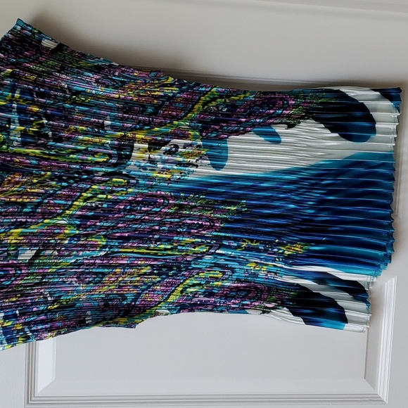 Woman's Top - Picture 3 of 3